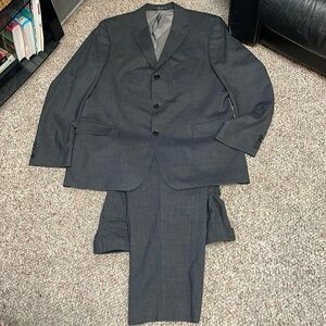 Hugo boss grey 100% wool suit in very good condition